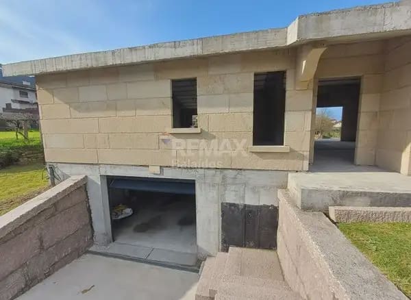 3 bedroom Villa for sale in O Porrino with garage - € 255,000 (Ref: 9762478)