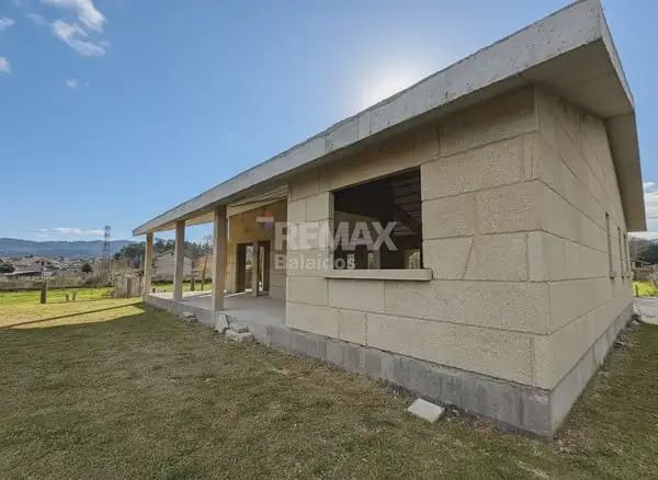 3 bedroom Villa for sale in O Porrino with garage - € 255,000 (Ref: 9762478)