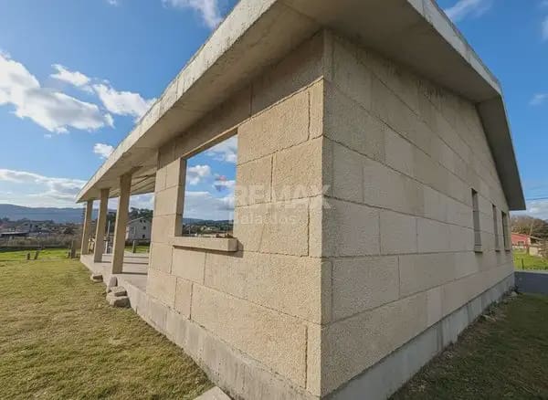 3 bedroom Villa for sale in O Porrino with garage - € 255,000 (Ref: 9762478)