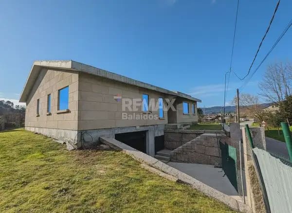 3 bedroom Villa for sale in O Porrino with garage - € 255,000 (Ref: 9762478)