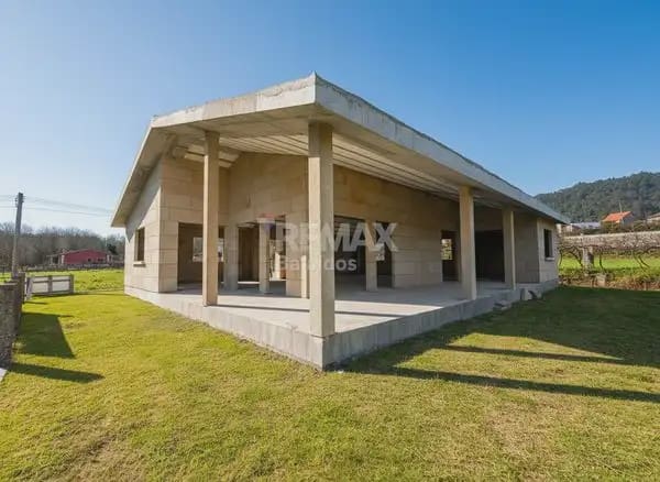 3 bedroom Villa for sale in O Porrino with garage - € 255,000 (Ref: 9762478)