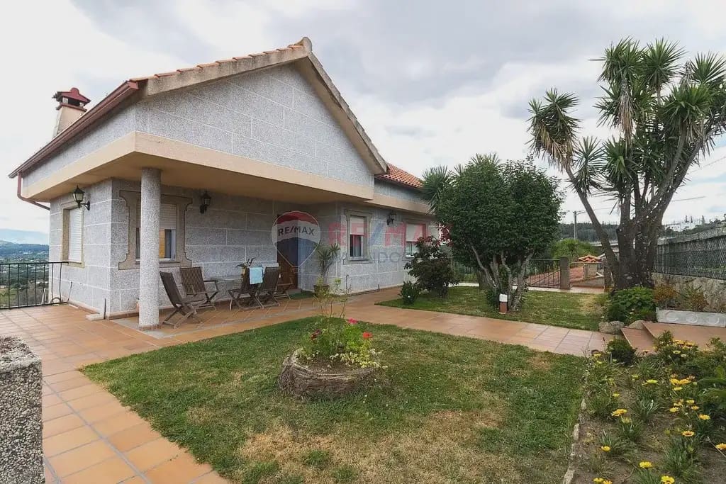 5 bedroom Villa for sale in As Neves with pool garage - € 295,000 (Ref: 9762479)