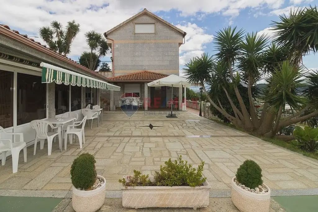 5 bedroom Villa for sale in As Neves with pool garage - € 295,000 (Ref: 9762479)