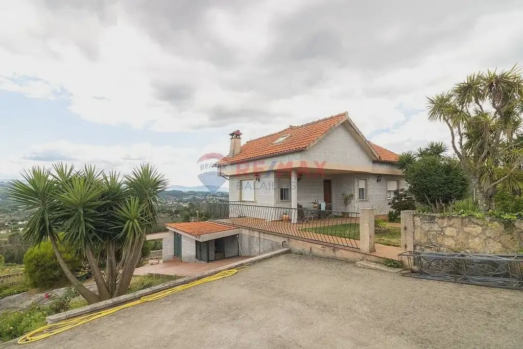 5 bedroom Villa for sale in As Neves with pool garage - € 295,000 (Ref: 9762479)