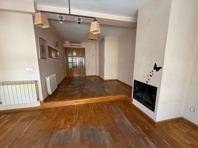 4 bedroom Flat for sale in Cambrils - € 192,000 (Ref: 9908312)