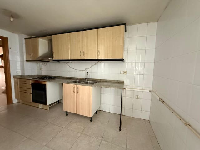 4 bedroom Flat for sale in Cambrils - € 192,000 (Ref: 9908312)