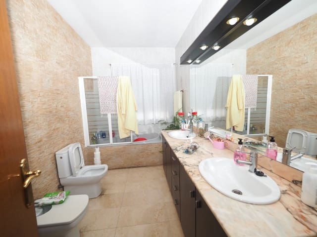 4 sypialnia Dom szeregowy na sprzedaż w Sabadell z garażem - 135 500 € (Ref: 9908328)
