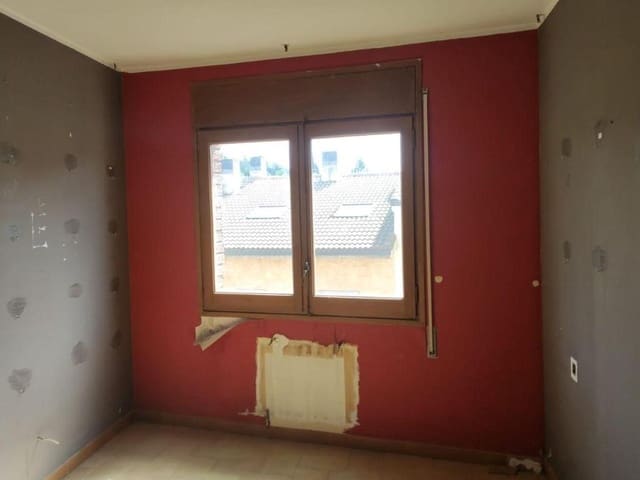 Casa de 5 habitaciones en Gironella en venta con garaje - 99.000 € (Ref: 9908353)