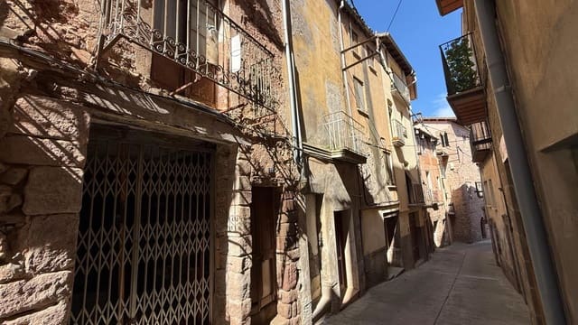Piso de 3 habitaciones en Cardona en venta - 28.900 € (Ref: 9908354)