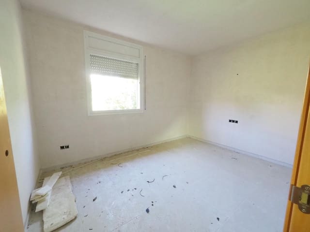 Chalet de 3 habitaciones en La Torre de Claramunt en venta con garaje - 126.000 € (Ref: 9908382)