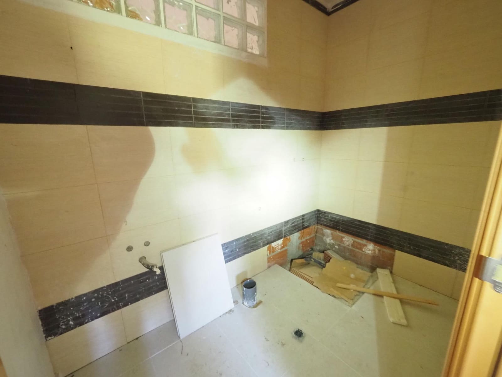 Chalet de 3 habitaciones en La Torre de Claramunt en venta con garaje - 126.000 € (Ref: 9908382)