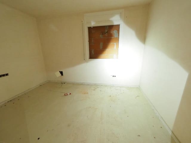 Chalet de 3 habitaciones en La Torre de Claramunt en venta con garaje - 126.000 € (Ref: 9908382)