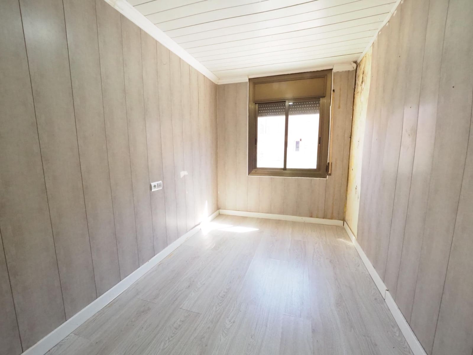 Ático de 3 habitaciones en Terrassa en venta - 85.000 € (Ref: 9908399)