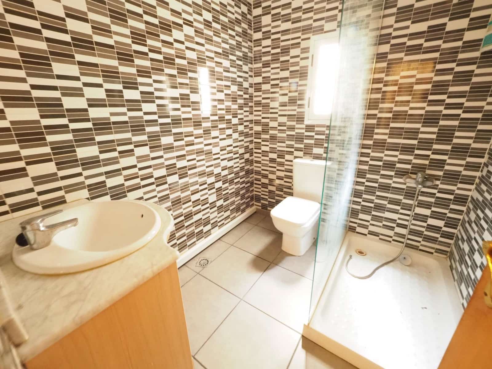 Ático de 3 habitaciones en Terrassa en venta - 85.000 € (Ref: 9908399)