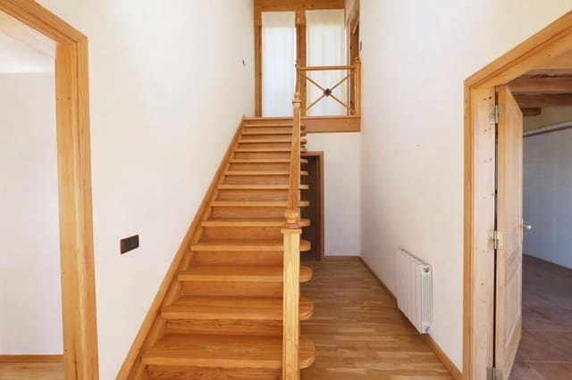 3 bedroom Villa for sale in Sant Pol de Mar with garage - € 535,000 (Ref: 9908407)