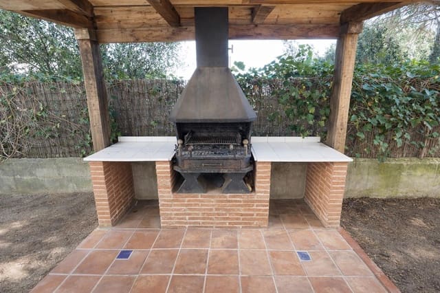 3 bedroom Villa for sale in Sant Pol de Mar with garage - € 535,000 (Ref: 9908407)
