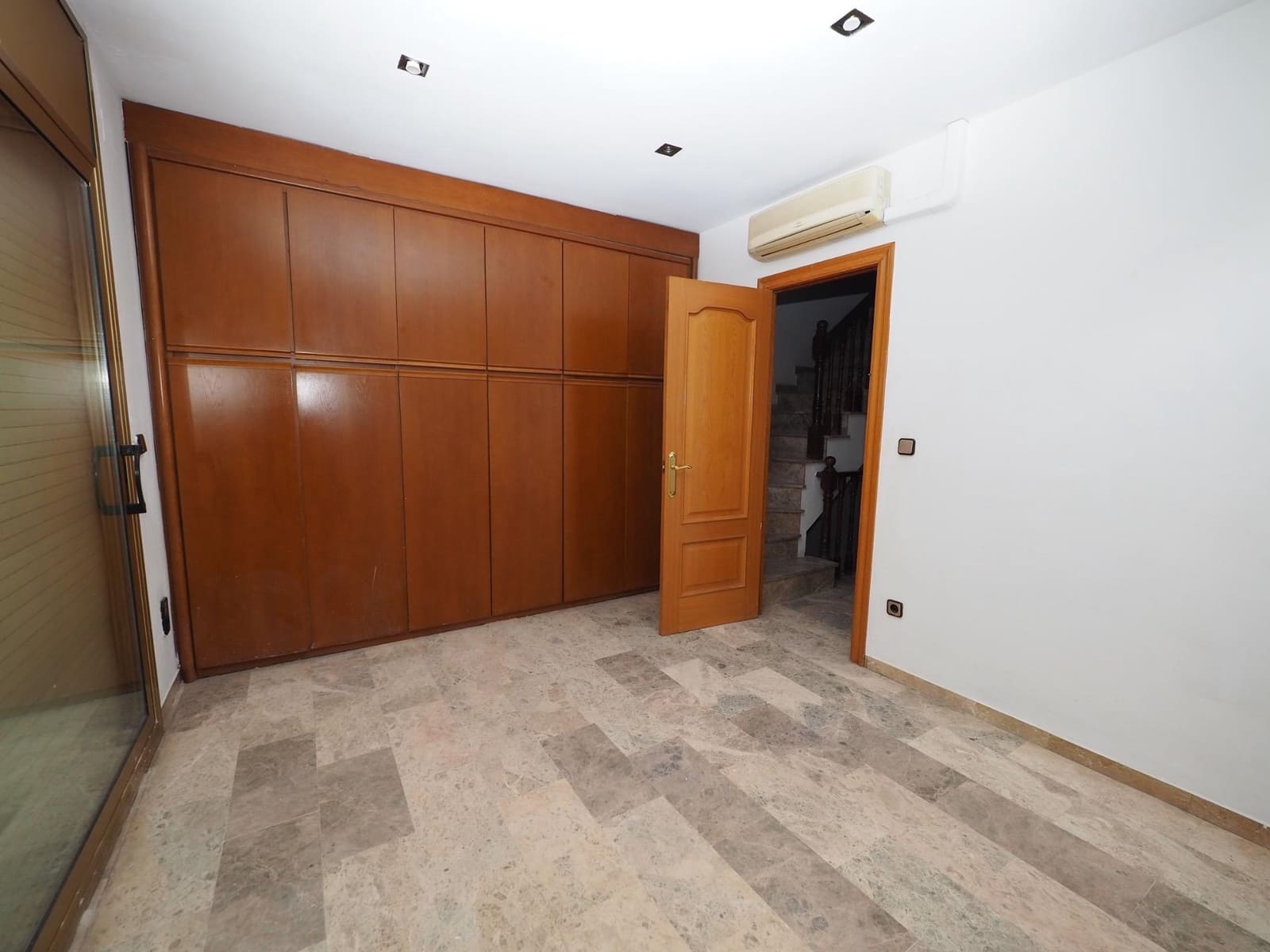 3 slaapkamer Rijtjeshuis te koop in Rubi met garage - € 375.000 (Ref: 9908411)