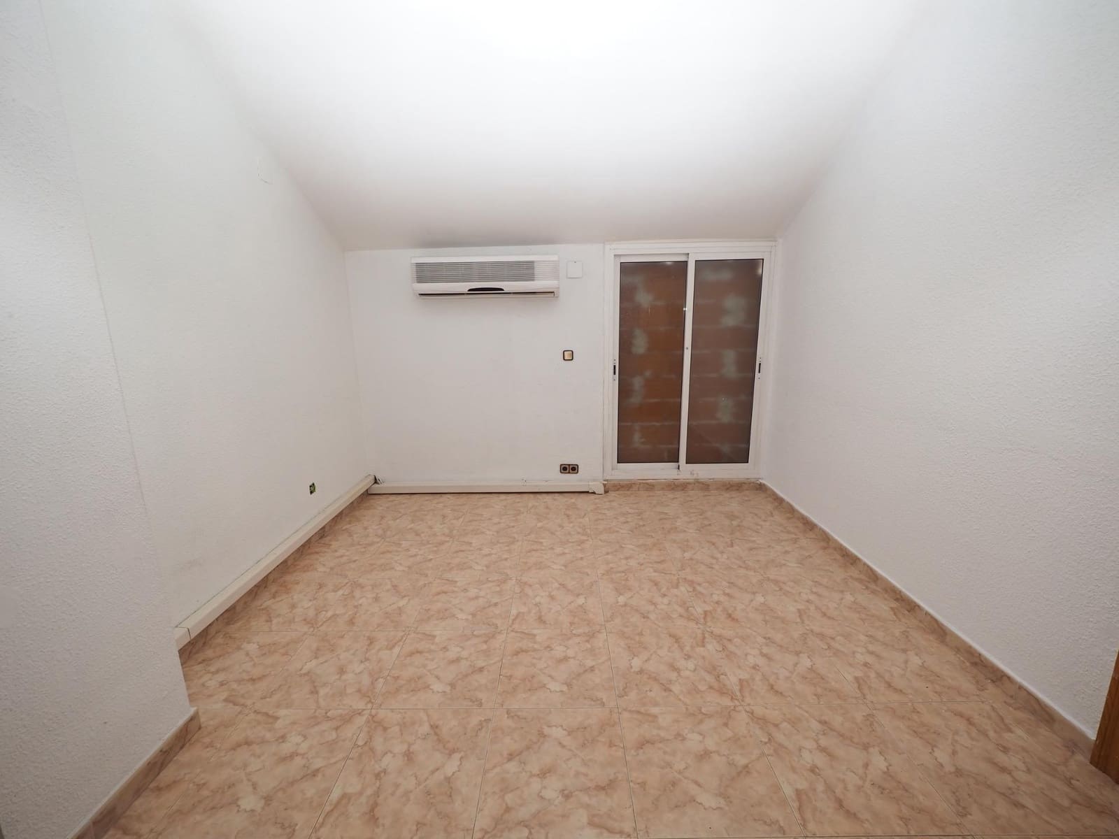 3 slaapkamer Rijtjeshuis te koop in Rubi met garage - € 375.000 (Ref: 9908411)