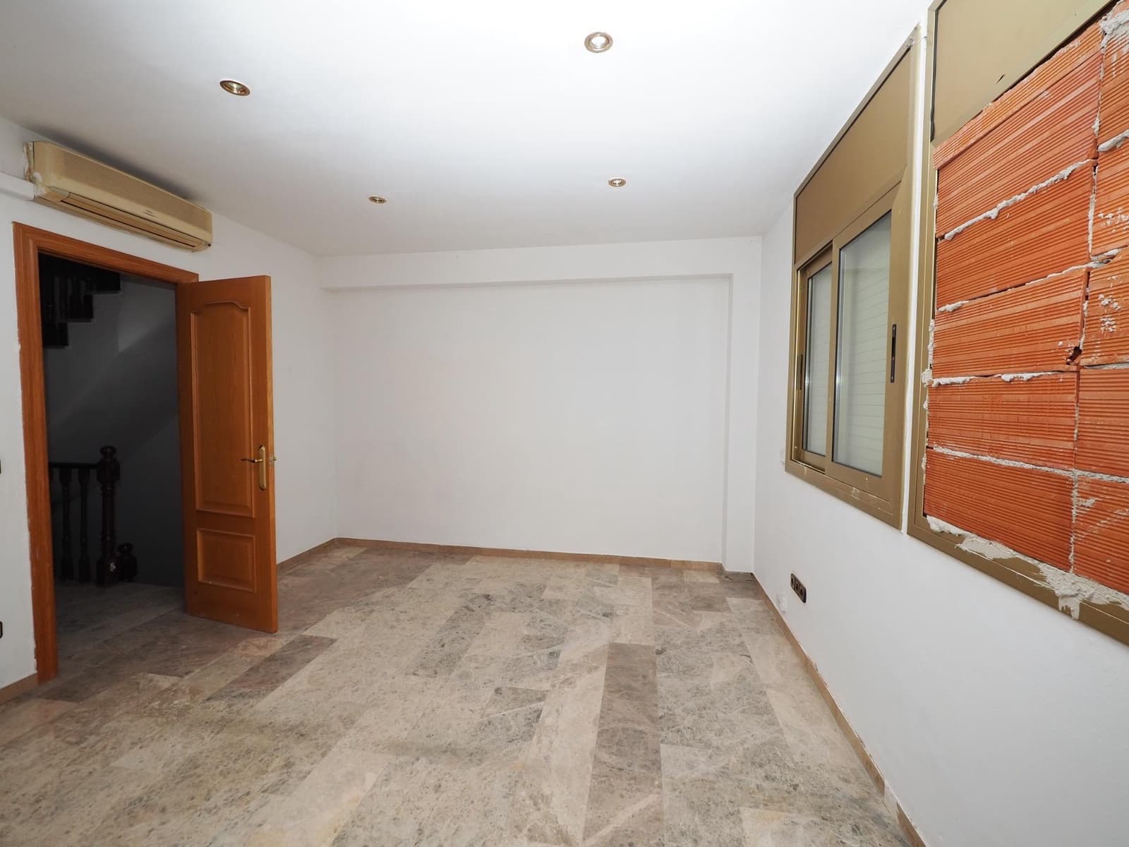 3 slaapkamer Rijtjeshuis te koop in Rubi met garage - € 375.000 (Ref: 9908411)