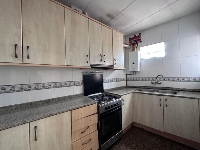 Piso de 3 habitaciones en L'Hospitalet de Llobregat en venta - 125.000 € (Ref: 9908427)