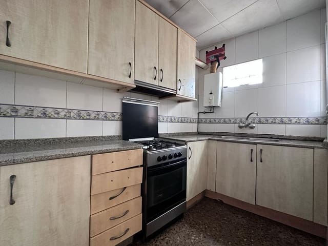 Piso de 3 habitaciones en L'Hospitalet de Llobregat en venta - 125.000 € (Ref: 9908427)