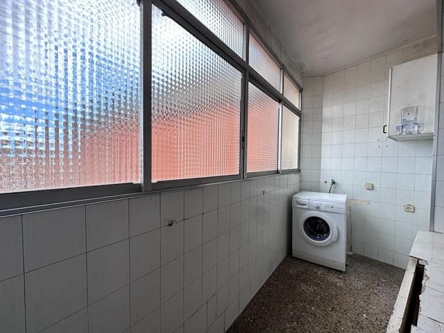 Piso de 3 habitaciones en L'Hospitalet de Llobregat en venta - 125.000 € (Ref: 9908427)