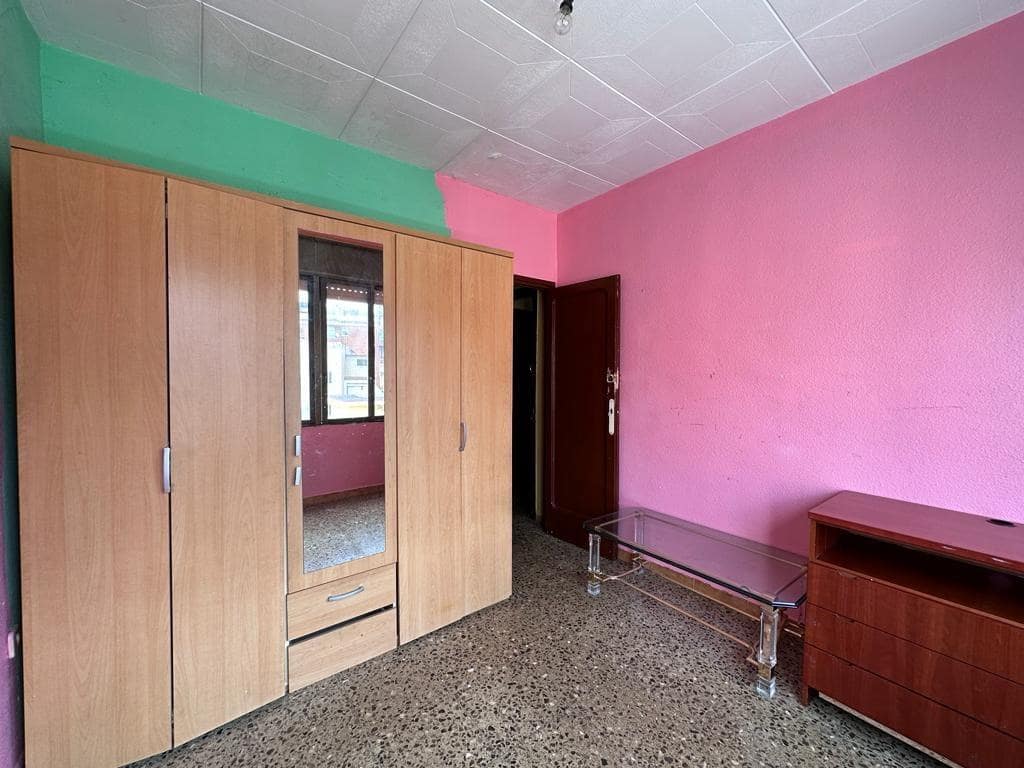 3 soverom Leilighet til salgs i L'Hospitalet de Llobregat - € 125 000 (Ref: 9908427)