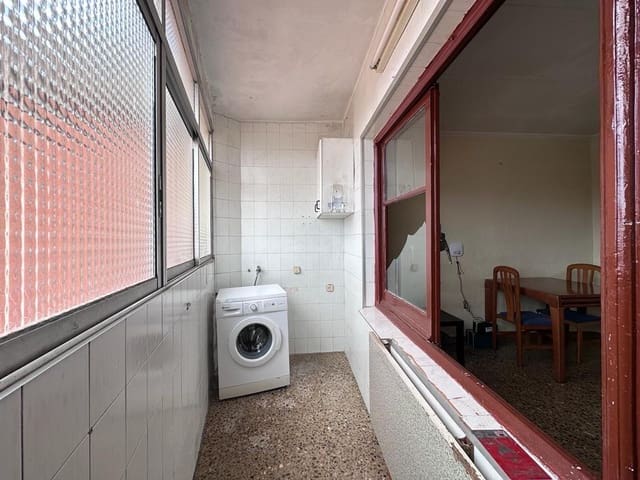 Piso de 3 habitaciones en L'Hospitalet de Llobregat en venta - 125.000 € (Ref: 9908427)