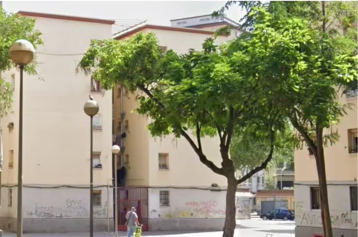 Piso de 4 habitaciones en Badalona en venta - 67.500 € (Ref: 9908430)
