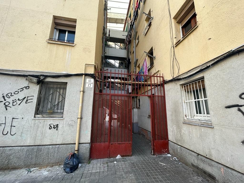 Piso de 3 habitaciones en Badalona en venta - 58.500 € (Ref: 9908431)