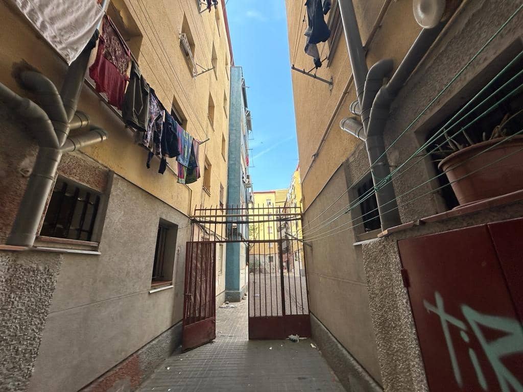 Piso de 3 habitaciones en Badalona en venta - 58.500 € (Ref: 9908431)