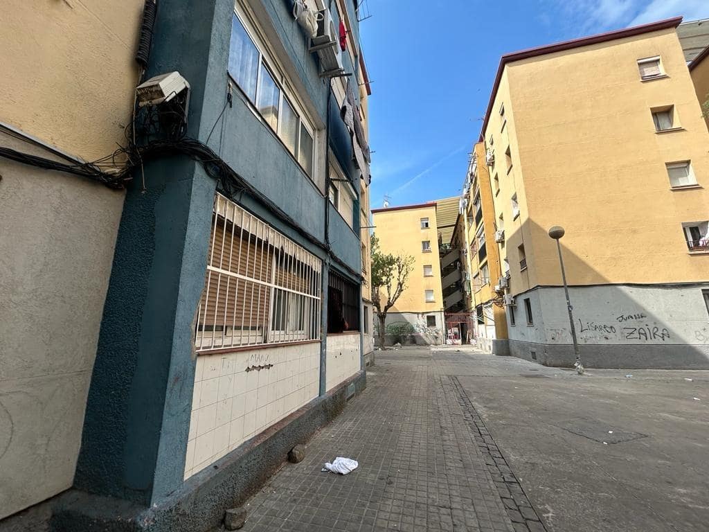 Piso de 3 habitaciones en Badalona en venta - 58.500 € (Ref: 9908431)