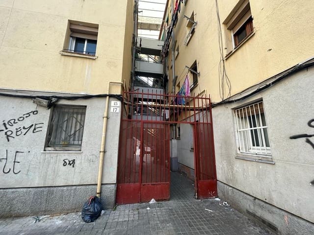 Piso de 3 habitaciones en Badalona en venta - 58.500 € (Ref: 9908431)
