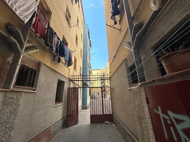 Piso de 3 habitaciones en Badalona en venta - 58.500 € (Ref: 9908431)