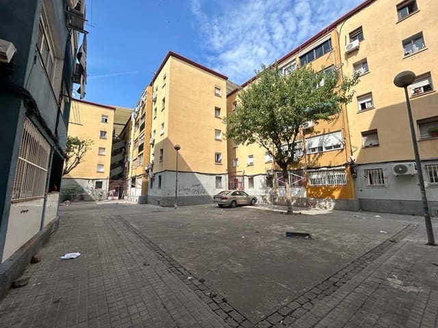 Piso de 3 habitaciones en Badalona en venta - 58.500 € (Ref: 9908431)