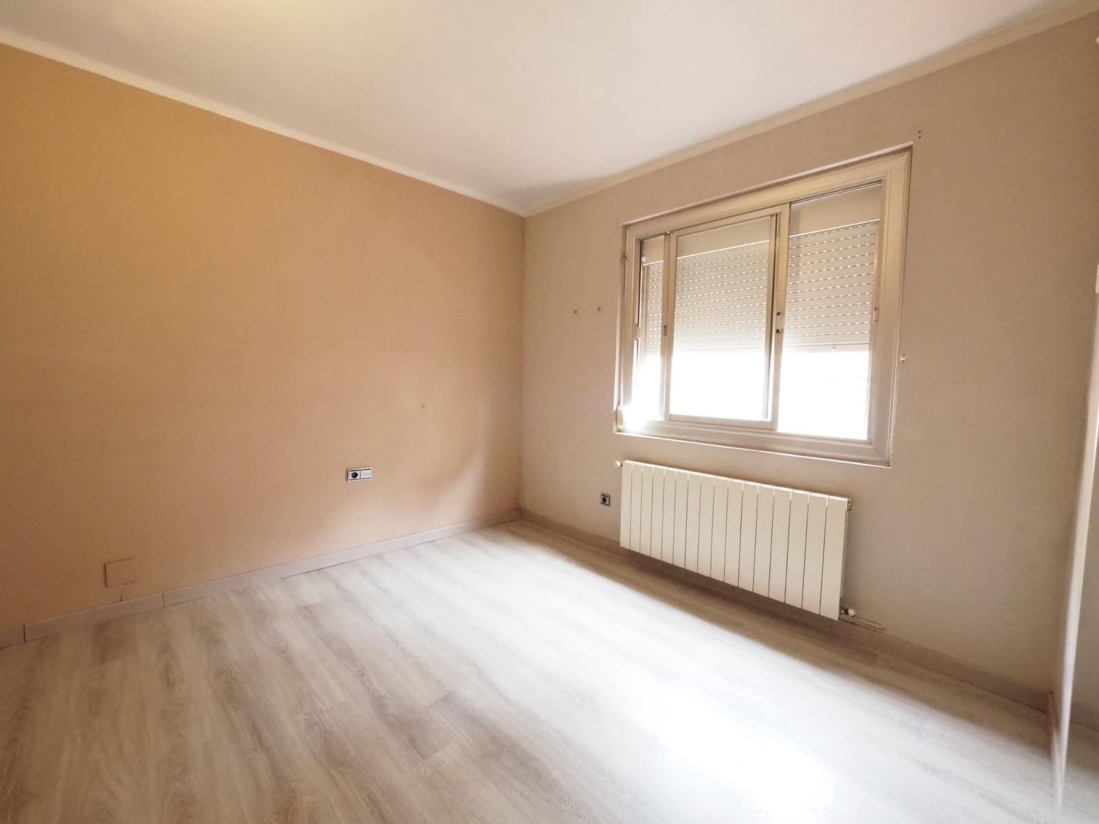 3 bedroom Flat for sale in Badalona - € 200,000 (Ref: 9908443)