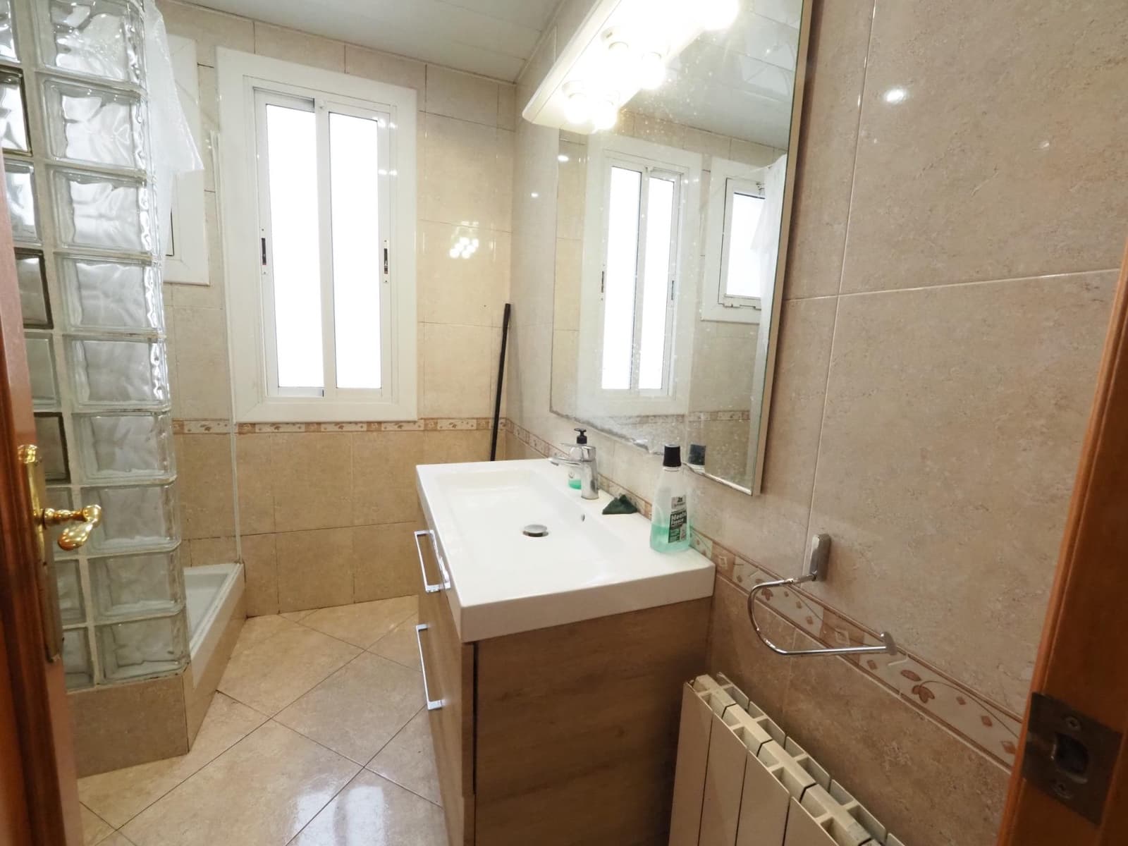 3 bedroom Flat for sale in Badalona - € 200,000 (Ref: 9908443)
