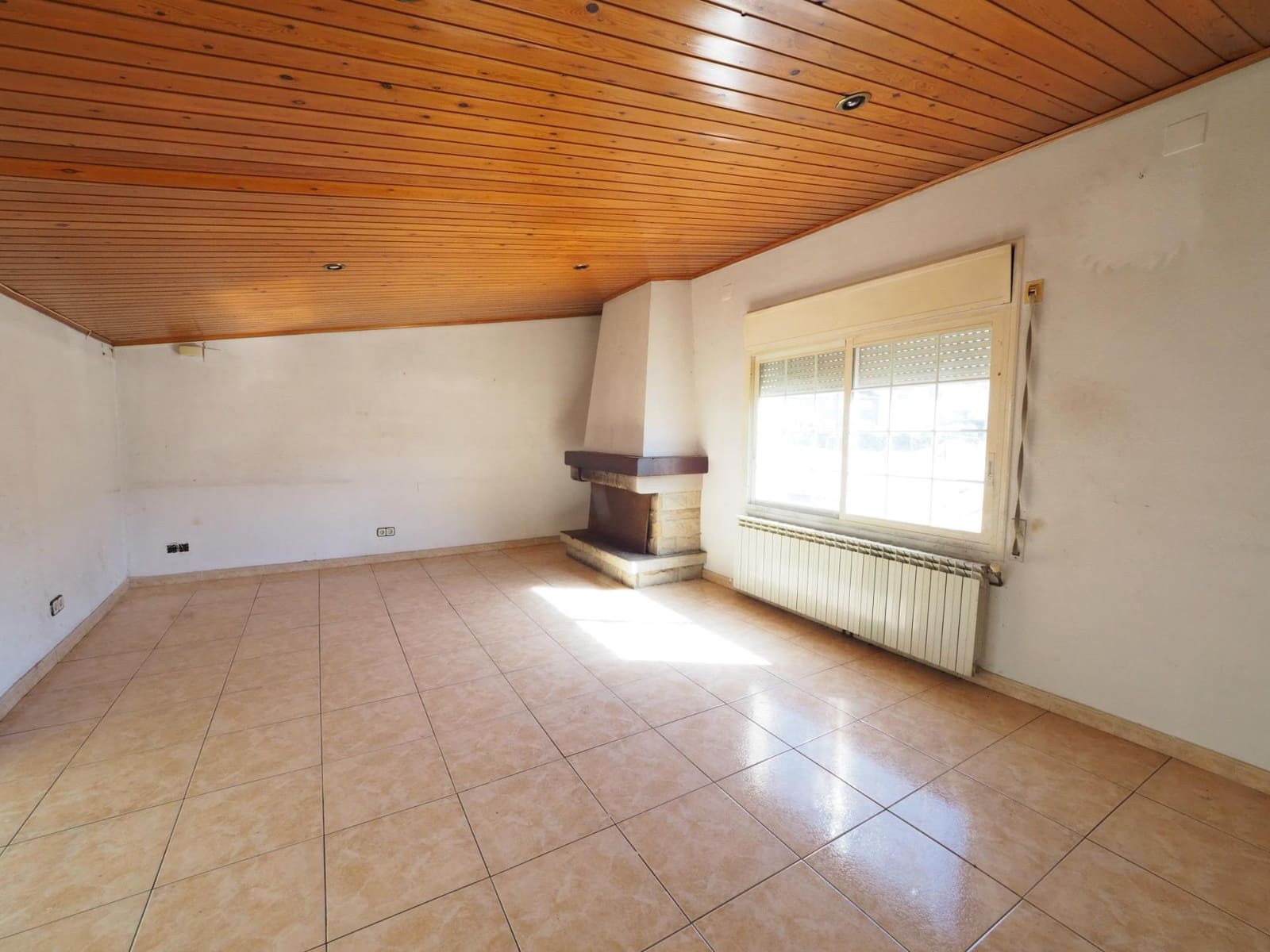 4 bedroom Finca/Country House for sale in La Pobla de Claramunt with garage - € 360,000 (Ref: 9908471)