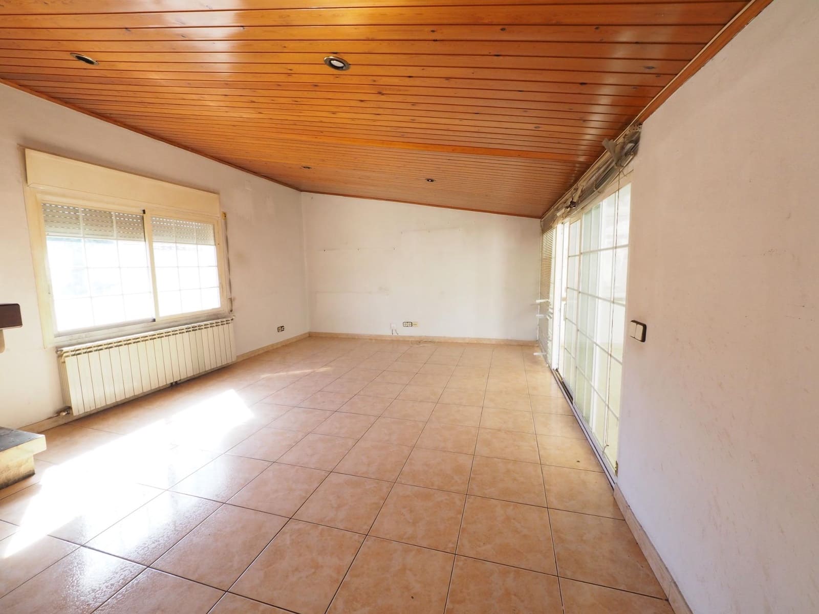 4 bedroom Finca/Country House for sale in La Pobla de Claramunt with garage - € 360,000 (Ref: 9908471)