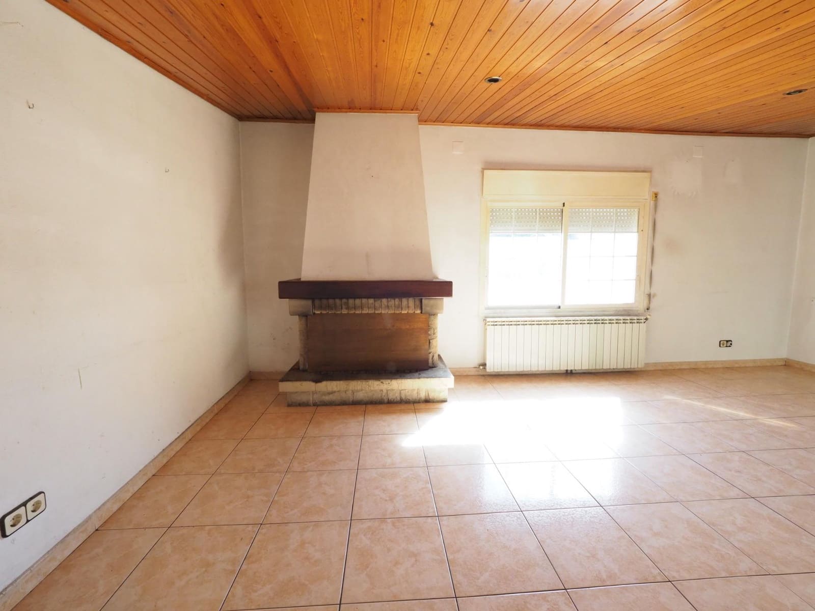 4 bedroom Finca/Country House for sale in La Pobla de Claramunt with garage - € 360,000 (Ref: 9908471)