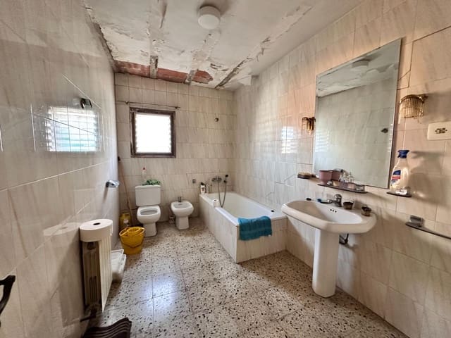 5 slaapkamer Huis te koop in Montcada i Reixac - € 230.000 (Ref: 9908472)