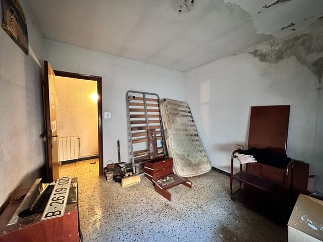 5 slaapkamer Huis te koop in Montcada i Reixac - € 230.000 (Ref: 9908472)