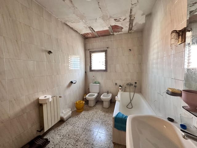 5 slaapkamer Huis te koop in Montcada i Reixac - € 230.000 (Ref: 9908472)