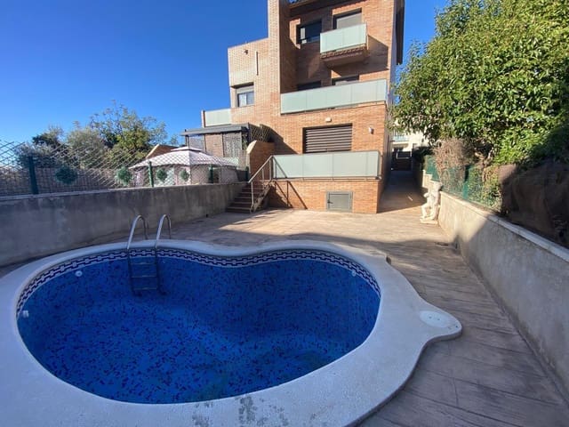 4 chambre Villa/Maison Semi-Mitoyenne à vendre à Vilanova i la Geltrú avec piscine garage - 350 000 € (Ref: 9908483)
