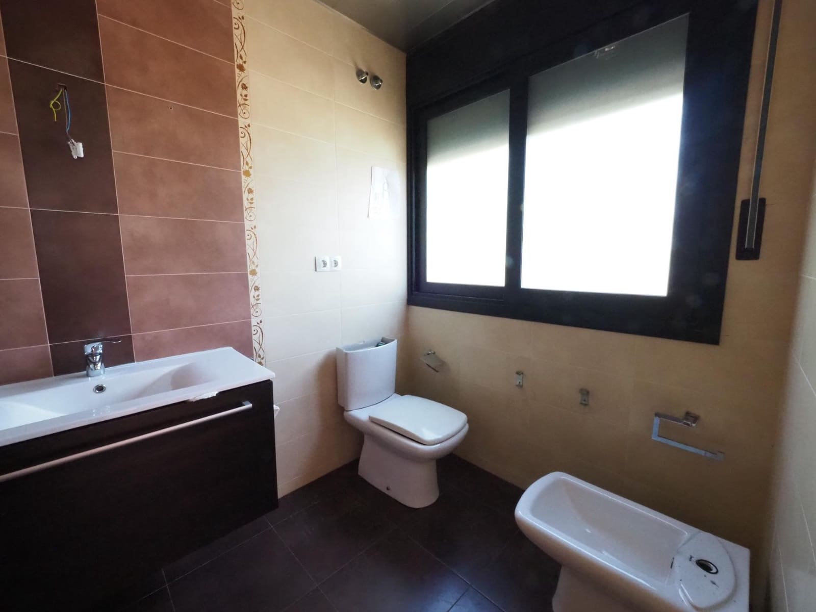 5 chambre Villa/Maison Mitoyenne à vendre à Montmelo avec garage - 460 000 € (Ref: 9908502)