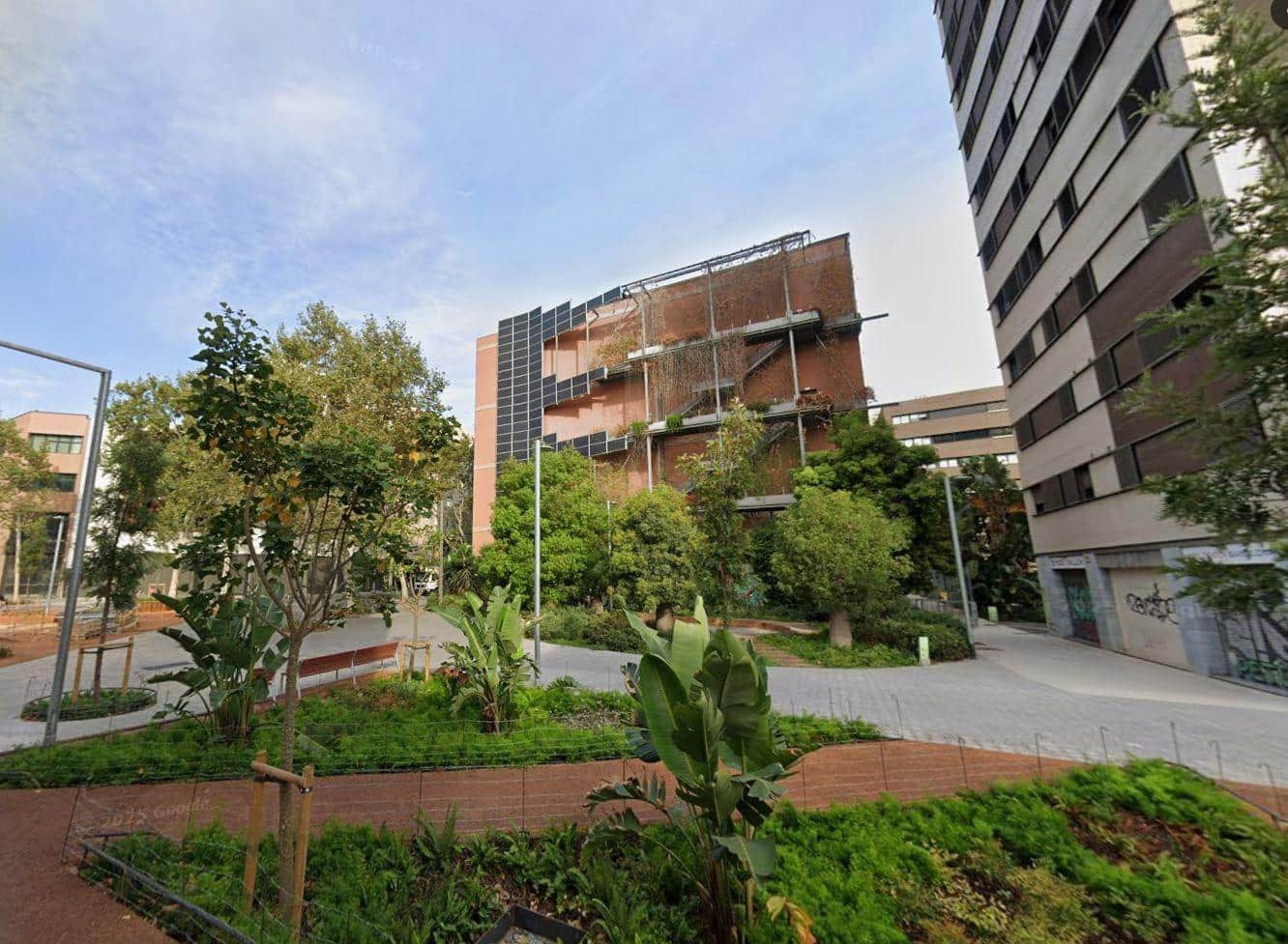 4 slaapkamer Flat te koop in Barcelona stad - € 300.000 (Ref: 9908516)