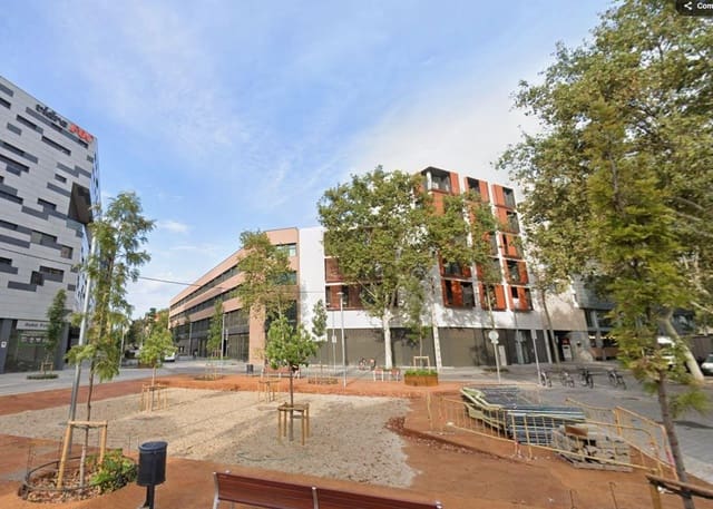 4 slaapkamer Flat te koop in El Parc i La Llacuna del Poblenou, Barcelona stad - € 300.000 (Ref: 9908516)