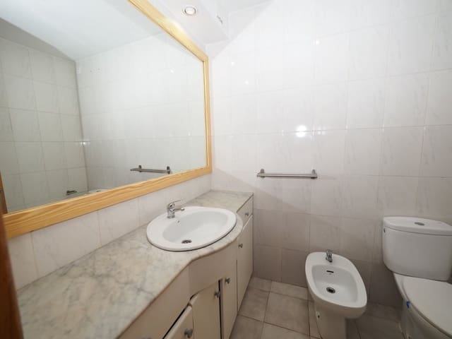 Piso de 2 habitaciones en La Trinitat Vella, Barcelona ciudad en venta - 117.000 € (Ref: 9908519)