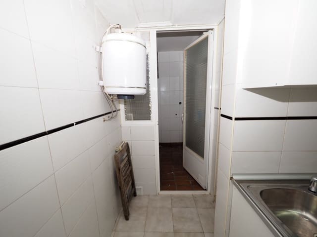 Piso de 2 habitaciones en La Trinitat Vella, Barcelona ciudad en venta - 117.000 € (Ref: 9908519)