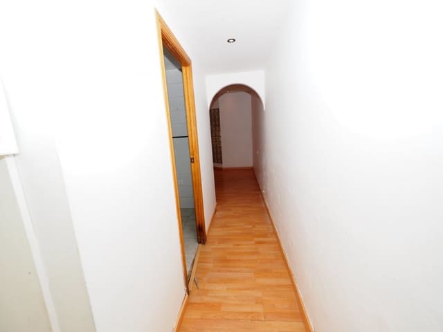 Piso de 2 habitaciones en La Trinitat Vella, Barcelona ciudad en venta - 117.000 € (Ref: 9908519)